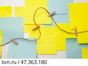 Бечевка с зажимами лежит на офисных стикерах. Стоковое фото, фотограф Александра Иванова / Фотобанк Лори