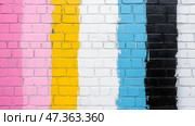 Colorful Abstract Art Mural With Brush Strokes on Pink Background. Черные, белые и желтые мазки кистью на розовом фоне, красочный абстрактный арт-дизайн, красочная уличная фреска, красочная стена. Стоковое AI-изображение, AI-художник Katsiaryna Repich / Фотобанк Лори