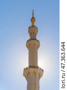 Abu Dhabi, United Arab Emirates - Jan 10 2024, Bottom-up view of the minaret of the Grand Mosque of Sheikh Zayed, in the daytime, Abu Dhabi, United Arab Emirates. Редакционное фото, фотограф Сергей Богомяко / Фотобанк Лори