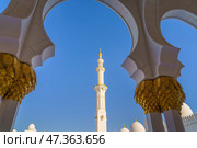 Abu Dhabi, United Arab Emirates - Jan 10 2024, Bottom-up view of the minaret of the Grand Mosque of Sheikh Zayed, in the daytime, Abu Dhabi, United Arab Emirates. Редакционное фото, фотограф Сергей Богомяко / Фотобанк Лори