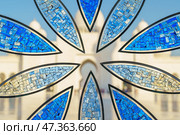 Abu Dhabi, United Arab Emirates - Jan 10 2024, Close-up view of the stained glass window with a floral pattern, in the Grand Mosque of Sheikh Zayed, at daytime, Abu Dhabi, United Arab Emirates. Редакционное фото, фотограф Сергей Богомяко / Фотобанк Лори