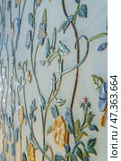 Abu Dhabi, United Arab Emirates - Jan 10 2024, Close-up view of a marble wall with patterns in the form of flowers and vines made of minerals Grand Mosque, Abu Dhabi, United Arab Emirates. Редакционное фото, фотограф Сергей Богомяко / Фотобанк Лори