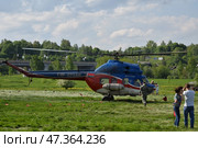 Вертолет Ми - 2 приземлился на поле для загрузки пассажиров (2023 год). Редакционное фото, фотограф Дмитрий Сакретарев / Фотобанк Лори