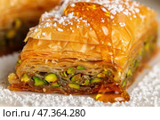 Блюдо с пахлавой, посыпанное сверху орехами и медом. Восточная сладость. Стоковое AI-изображение, AI-художник Ярославский Максим / Фотобанк Лори