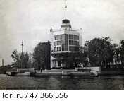 Свердловск (ныне Екатеринбург), спортгородок "Динамо" у городского пруда, (Дом-корабль, Дом физкультурника), 1930-е гг, СССР. Стоковое фото, фотограф Retro / Фотобанк Лори