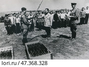 Ополченцы Москвы. Вручение боевого оружия, лето 1941 г. Стоковое фото, фотограф Retro / Фотобанк Лори