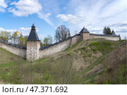 Вид на старинный Псково-Печерский монастырь. Печоры, Псковская область (2022 год). Стоковое фото, фотограф Анна Карасева / Фотобанк Лори