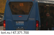 Автобус подъезжает, в него заходят люди. Редакционное видео, видеограф Семён Прудий / Фотобанк Лори