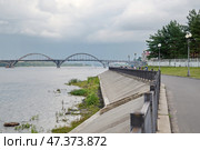 Волжская набережная и Рыбинский мост через реку Волгу. Город Рыбинск, Ярославская область, Россия (2024 год). Стоковое фото, фотограф Елена Коромыслова / Фотобанк Лори