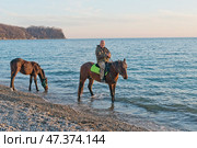 Черное море, осень,       закат солнца, всадник на водопое коня,  Краснодарский край, Туапсинский район, Михайловская бухта. Стоковое фото, фотограф Александр Циликин / Фотобанк Лори