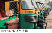 Indian taxi rickshaws exposed in a row. Стоковое фото, фотограф Mikhail Davidovich / Фотобанк Лори