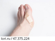 A patch on a man's leg. Protection against calluses on the foot. Стоковое фото, фотограф Александр Поташев / Фотобанк Лори