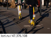 Люди едут на электросамокатах по велодорожке в центре города Москвы, Россия. Редакционное фото, фотограф Николай Винокуров / Фотобанк Лори