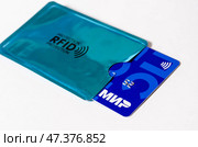 RFID защитный чехол для банковской карты - защита от считывания, мошенничества, кражи. Редакционное фото, фотограф Snezka / Фотобанк Лори