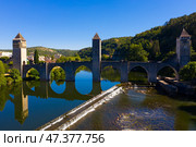 Pont Valentre bridge across the Lot River in Cahors, France. Стоковое фото, фотограф Яков Филимонов / Фотобанк Лори