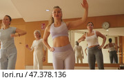 Group of active women practicing energetic dance in a modern dance studio. Стоковое видео, видеограф Яков Филимонов / Фотобанк Лори