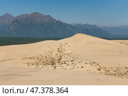 Chara sands and Kodar mountain range. Стоковое фото, фотограф Екатерина Якименко / Фотобанк Лори