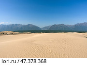 Пустыня Чарские пески и горный хребет Кодар. Стоковое фото, фотограф Екатерина Якименко / Фотобанк Лори