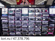 Cosmetic brushes in Sephora store in Kuala Lumpur (2017 год). Редакционное фото, фотограф Александр Подшивалов / Фотобанк Лори