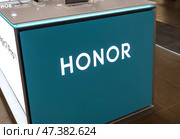 Логотип Honor в электронном магазине. Китайская компания по производству смартфонов Honor Device Co. Ltd. Редакционное фото, фотограф FotograFF / Фотобанк Лори