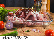 Мясо в форме поливают маринадом. Стоковое фото, фотограф Светлана Денисова / Фотобанк Лори