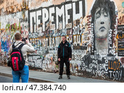 Viktor Tsoi Wall on Stary Arbat Street in the center of Moscow, Russia, Moscow, April 22, 2023. Редакционное фото, фотограф Photojuli / Фотобанк Лори
