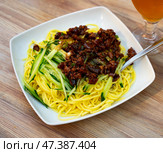 Portion of noodles, supplemented with thinly sliced fresh cucumbers and stewed minced meat. Стоковое фото, фотограф Яков Филимонов / Фотобанк Лори
