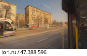 Вид из окна автобуса во время движения по городской улице. Россия. Москва. 26.03.25. Редакционное видео, видеограф Ярославский Максим / Фотобанк Лори