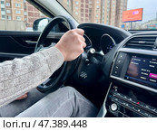 Руки водителя на рулевом колесе в городских условиях. Driver's Hands on Steering Wheel in Urban Setting. Стоковое фото, фотограф Соболева Наталия / Фотобанк Лори