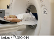 City of Gomel, Belarus May 31, 2017.Main medical hospital.An unknown woman is made magneto-resonant therapy.Medical examination of the body. Редакционное фото, фотограф Лазаренко Светлана / Фотобанк Лори