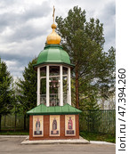 Bell tower of the Church of Peter and Paul. Three icons of saints on the red brick wall of the bell tower. Close-up. City of Perm. Russia. 05.21.2024. Редакционное фото, фотограф Бузмакова Светлана / Фотобанк Лори