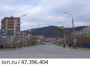 Пейзаж города Миасс - улица Степана Разина. Одна из вершин Ильменских гор, что тянутся вдоль восточной границы города. Челябинская область, Южный Урал. Редакционное фото, фотограф Алексей Иванов / Фотобанк Лори