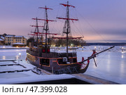 Древний фрегат  зимним вечером  стоит у причала вмерзший в лед. Стоковое фото, фотограф Pukhov K / Фотобанк Лори