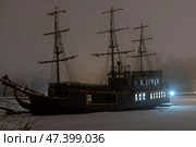 Древний фрегат  зимним вечером  стоит у причала вмерзший в лед. Стоковое фото, фотограф Pukhov K / Фотобанк Лори