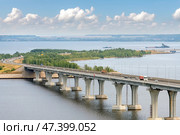 Алексеевский мост через реку Кама, Куйбышевское водохранилище, Татарстан. Общая протяженность мостового перехода составляет 13 967 метров. Стоковое фото, фотограф Pukhov K / Фотобанк Лори