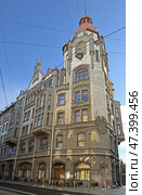 House of city institutions (1904-1906), house with high tower and coat of arms of St. Petersburg on corner of Sadovaya Street and Voznesensky Avenue. Saint Petersburg, Russia (2024 год). Редакционное фото, фотограф Валерия Попова / Фотобанк Лори