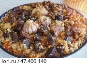 Блюдо - плов с мясом и чесноком. Стоковое фото, фотограф Евгения Золкина / Фотобанк Лори