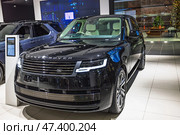 Land Rover Range Rover SV luxury SUV on showroom display. London, UK, 24 December 2023. Редакционное фото, фотограф Zydrius Tartenis / Фотобанк Лори