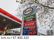 Esso fuel station sign showing petrol and diesel prices. London, UK, 25 December 2023. Редакционное фото, фотограф Zydrius Tartenis / Фотобанк Лори