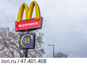 McDonald 24 Hour Drive Thru Sign with Iconic Golden Arches. London, UK, 25 December 2023. Редакционное фото, фотограф Zydrius Tartenis / Фотобанк Лори