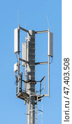 Вышка с антеннами сотовой связи на фоне голубого неба. GSM Antenna against blue sky. Стоковое фото, фотограф Татьяна Д / Фотобанк Лори