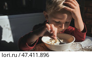 The child eats milk pasta soup for breakfast. Стоковое фото, фотограф Mikhail Davidovich / Фотобанк Лори