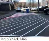 Разметка для пожарной техники во дворе домов. Стоковое фото, фотограф Терехова Марина / Фотобанк Лори