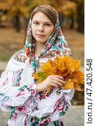 Russian beauty - young beautiful woman in a traditional headscarf. Стоковое фото, фотограф Андрей Аркуша / Фотобанк Лори