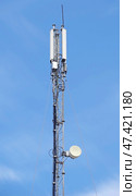 Вышка с антеннами сотовой связи на фоне голубого неба. GSM Antenna against blue sky. Стоковое фото, фотограф Татьяна Д / Фотобанк Лори