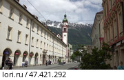 Улица города Инсбрук с видом на церковь и горы. Австрия. Май. Street of the city of Innsbruck with a view of the church and mountains. Austria. May. Редакционное видео, видеограф Горшков Александр / Фотобанк Лори