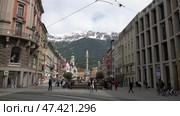 Центральная улица города Инсбрук с видом на снежные горы. Австрия. Май. The central street of Innsbruck with a view of the snowy mountains. Austria. May. Редакционное видео, видеограф Горшков Александр / Фотобанк Лори