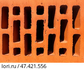 Крупный план красного кирпича с пустотами  Close-Up of Red Brick with Hollow Openings. Стоковое фото, фотограф Соболева Наталия / Фотобанк Лори