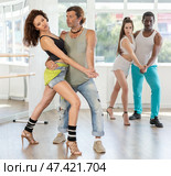 Adult couples rehearse dynamic couple dances during a group lesson in dance studio. Стоковое фото, фотограф Яков Филимонов / Фотобанк Лори