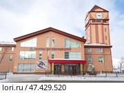 Фасад музейно-выставочного центра АО "Апатит" (Фосагро) мартовским днем. Кировск, Мурманская область. Редакционное фото, фотограф Виктор Карасев / Фотобанк Лори